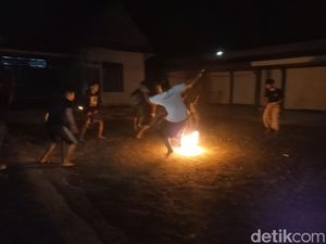 Keseruan Santri di Blitar Main Sepakbola Api Setelah Tarawih