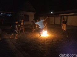 Keseruan Santri di Blitar Main Sepakbola Api Setelah Tarawih