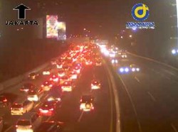 Ada Kendaraan Terbakar, Lalin di Tol Kembangan Arah Tomang Macet