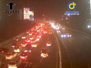 Ada Kendaraan Terbakar, Lalin di Tol Kembangan Arah Tomang Macet Ada Kendaraan Terbakar, Lalin di Tol Kembangan Arah Tomang Macet