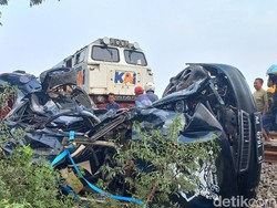 Mobil Tertabrak Kereta Api di Lamongan, Ayah-Anak Tewas