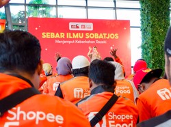 Sambut Lebaran, ShopeeFood & Mitra Bersihkan Masjid hingga Berdonasi