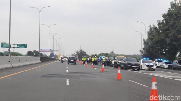 Sistem one way diterapkan di Tol Cikopo-Palimanan (Cipali) di Jabar hingga Kalikangkung, Jateng. Begini penampakan di Gerbang Tol Cikampek Utama. (dok Pribadi/Dhania)