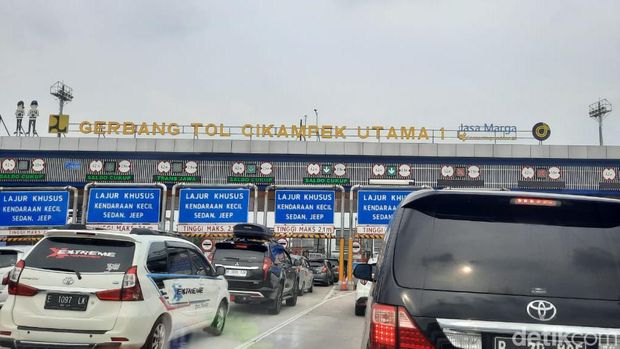 Sistem one way diterapkan di Tol Cikopo-Palimanan (Cipali) di Jabar hingga Kalikangkung, Jateng. Begini penampakan di Gerbang Tol Cikampek Utama. (dok Pribadi/Dhania)