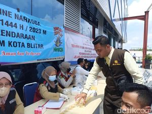Puluhan Sopir Bus yang Melayani Mudik di Terminal Blitar Dites Urine Puluhan Sopir Bus yang Melayani Mudik di Terminal Blitar Dites Urine