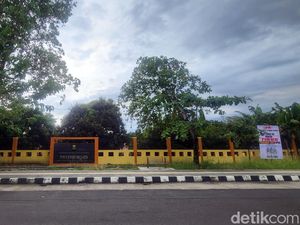 Spanduk DI DINAS INI BANYAK TIKUS Terpajang di Kantor Dispar Sukabumi