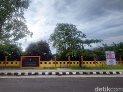 Spanduk DI DINAS INI BANYAK TIKUS Terpajang di Kantor Dispar Sukabumi