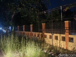 Spanduk DI DINAS INI BANYAK TIKUS Depan Kantor Dispar Lenyap