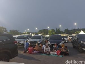 Gelar Tikar, Keluarga Srihartati Buka Puasa di Rest Area Km 57 Tol Japek