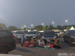 Gelar Tikar, Keluarga Srihartati Buka Puasa di Rest Area Km 57 Tol Japek