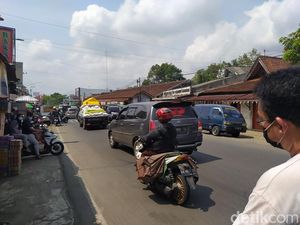 Dear Pemudik, Waspada Jalur Macet Pasar Tumpah Krasak di Salaman Magelang