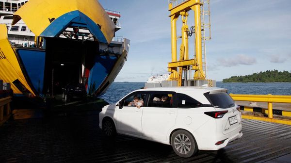 Momen Warga Mudik dengan Kapal Feri di Pelabuhan Merak