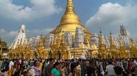 Suasana Pagoda di Myanmar saat Festival Thiangyan