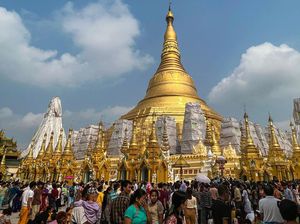 Suasana Pagoda di Myanmar saat Festival Thiangyan Suasana Pagoda di Myanmar saat Festival Thiangyan