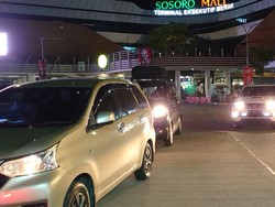 Kendaraan Pemudik Mulai Padati Pelabuhan Merak Malam Ini