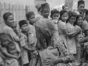 Baiknya Belanda Bagikan Baju Lebaran ke Pribumi Saat Agresi Militer