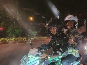 Momen Menteri Trenggono Dibonceng Naik Motor untuk Tembus Macet Jakarta