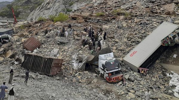 Tanah Longsor Timbun Truk-truk di Pakistan, 2 Orang Tewas