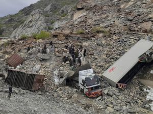 Tanah Longsor Timbun Truk-truk di Pakistan, 2 Orang Tewas