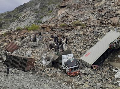 Tanah Longsor Timbun Truk-truk di Pakistan, 2 Orang Tewas