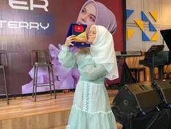Klip Di Persimpangan Dilema Terry Shahab Tembus 100 Juta Views