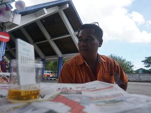 Sopir-sopir Bus Terminal Mengwi Kaget Dites Urine Mendadak Sopir-sopir Bus Terminal Mengwi Kaget Dites Urine Mendadak
