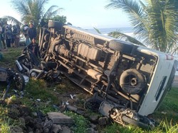 Bali Sepekan: Pelukan Terakhir Bocah Korban Gempa-Travel Tabrak Pemudik