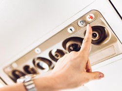 Jangan Tekan Tombol Ini Untuk Hal Sepele, Pramugari Sebal!