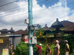 Satpol PP Bongkar 20 Tower Bodong, Berlanjut Setelah Lebaran