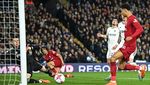 Foto Momen Kontroversial yang Awali Pesta Gol Liverpool Lawan Leeds