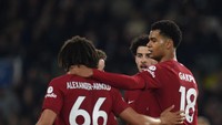 Assist Trent Alexander-Arnold dan gol Cody Gakpo bikin Liverpool unggul di menit ke-35. Tapi Leeds masih meradang karena merasa ada handball dalam prosesnya. Foto: Liverpool FC via Getty Images/John Powell