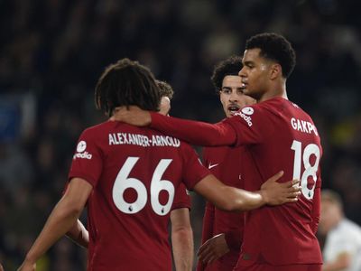 Foto Momen Kontroversial yang Awali Pesta Gol Liverpool Lawan Leeds