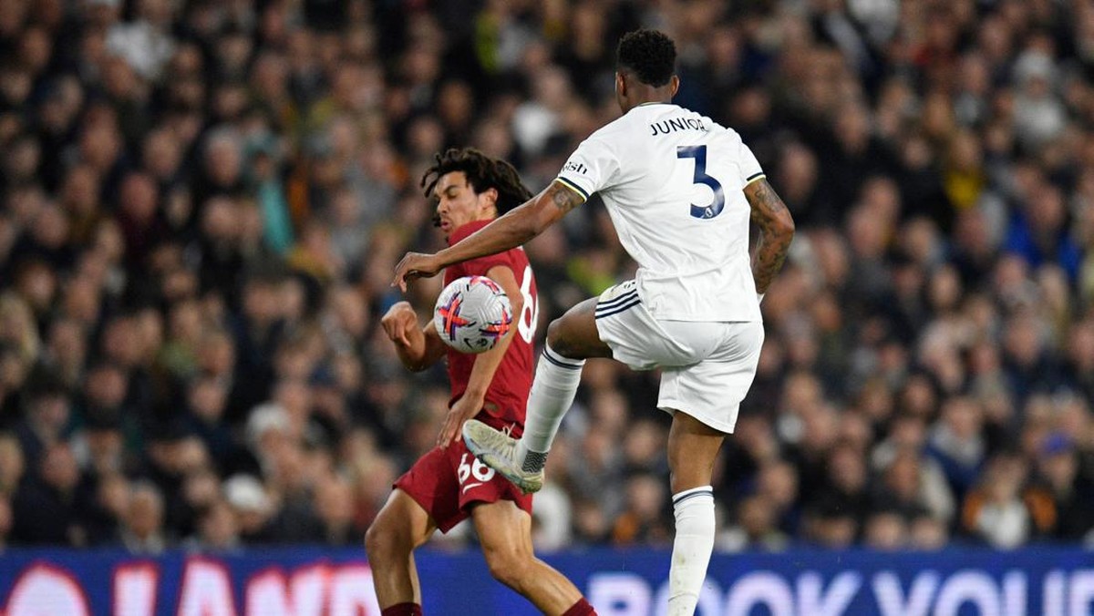 Momen Trent Alexander-Arnold diduga handball. Foto: AFP via Getty Images/OLI SCARFF