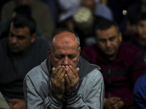 Pilu Warga Palestina Tarawih di Antara Puing Masjid yang Dibombardir Israel