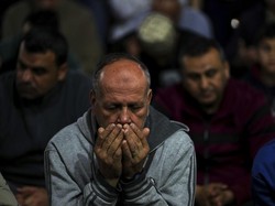 Pilu Warga Palestina Tarawih di Antara Puing Masjid yang Dibombardir Israel