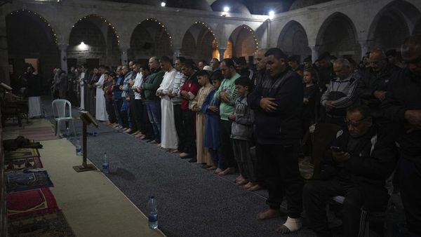 Umat Muslim Palestina Berburu Berkah Lailatulqadar di Masjid Kota Gaza