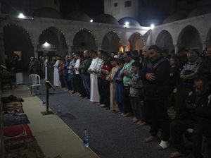 Umat Muslim Palestina Berburu Berkah Lailatulqadar di Masjid Kota Gaza Umat Muslim Palestina Berburu Berkah Lailatulqadar di Masjid Kota Gaza