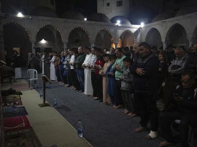 Umat Muslim Palestina Berburu Berkah Lailatulqadar di Masjid Kota Gaza