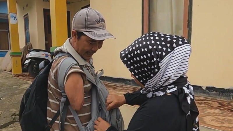 Ayo Bantu Tuna Daksa Tanpa Tangan Bertahan Hidup dari Jualan Elod