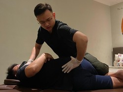 Mengenal Sosok Yesheywei, Praktisi Pijat Kretek Langganan Artis