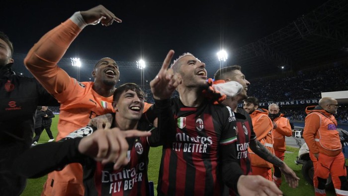 Soccer Football - Champions League - Quarter Final - Second Leg - Napoli v AC Milan - Stadio Diego Armando Maradona, Naples, Italy - April 18, 2023 AC Milans Theo Hernandez and Mike Maignan celebrate after the match with teammates REUTERS/Alberto Lingria