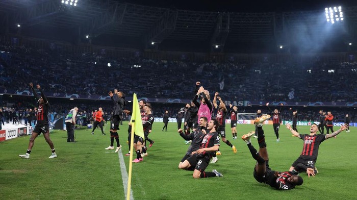 NAPLES, ITALY - APRIL 18: AC Milan players and staff celebrate following the final whistle of the UEFA Champions League quarterfinal second leg match between SSC Napoli and AC Milan at Stadio Diego Armando Maradona on April 18, 2023 in Naples, Italy. (Photo by Jonathan Moscrop/Getty Images)