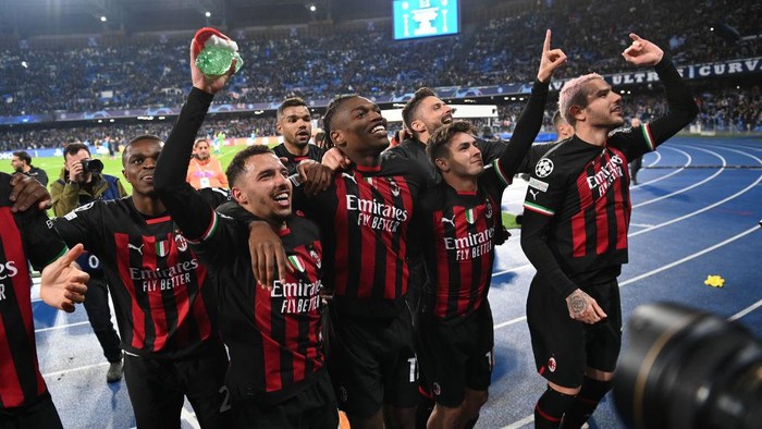 NAPLES, ITALY - APRIL 18:  Players of AC Milan celebrate the win at the end of the UEFA Champions League quarterfinal second leg match between SSC Napoli and AC Milan at Stadio Diego Armando Maradona on April 18, 2023 in Naples, Italy. (Photo by Claudio Villa/AC Milan via Getty Images)