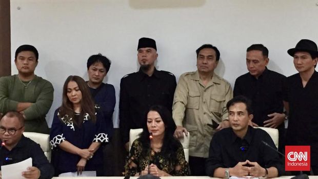 Ahmad Dhani bersama para musisi Komposer Bersatu, Effendi Simbolon dan Mochamad Iriawan di kantor Kementerian Hukum dan HAM pada Selasa (18/4).