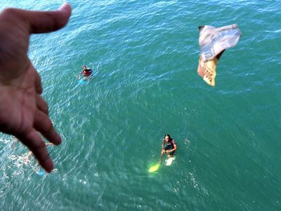 Aksi Anak Logam Mengais Rezeki dari Pemudik di Pelabuhan