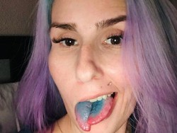 Wanita Membelah Lidahnya Jadi 2, Ada Kisah Emosional di Baliknya