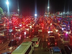 Antrean Mobil Mengular di Pintu Masuk Pelabuhan Merak Pagi Ini