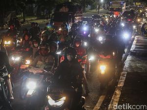 Pemudik Motor Menyemut di Jalur Pantura Tambun