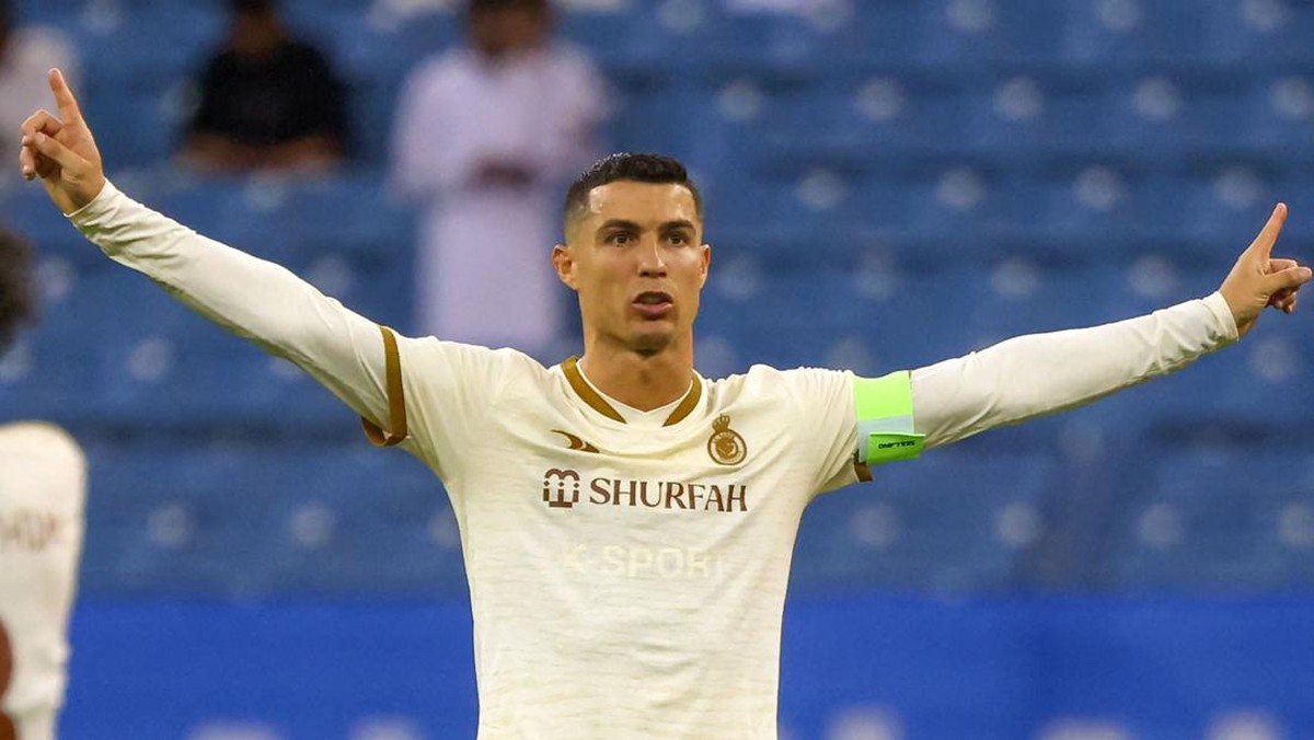 Cristiano Ronaldo banting lawan ala gulat kala Al Nassr kalah dari Al Hilal. (Foto: AFP via Getty Images/FAYEZ NURELDINE)