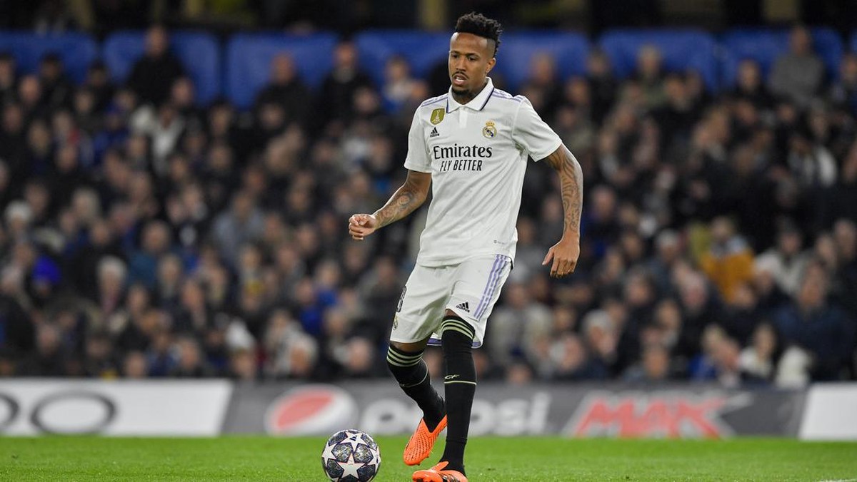 Eder Militao dinilai pantas dikartu merah saat Real Madrid mengalahkan Chelsea 2-0. (Foto: DeFodi Images via Getty Images/DeFodi Images)